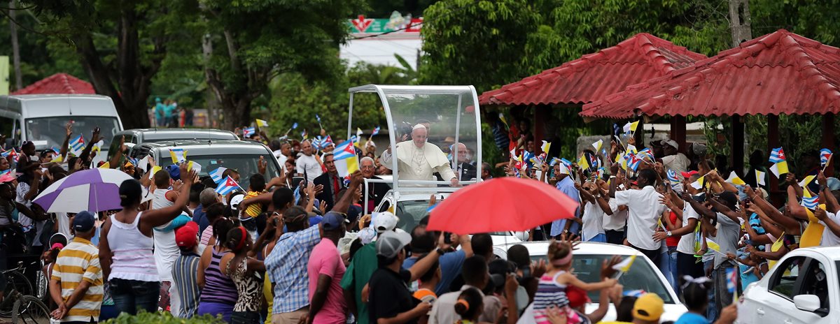 El Papa saluda a la multitud que lo recibió tras su llegada a la ciudad de Santiago, Cuba. (Foto Prensa Libre: EFE).
