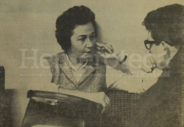 La hermana de Fidel Castro, Juana Castro Ruz, brinda declaraciones a Antonio Edelman Monzón, periodista de Prensa Libre en 1964. (Foto: Hemeroteca PL)