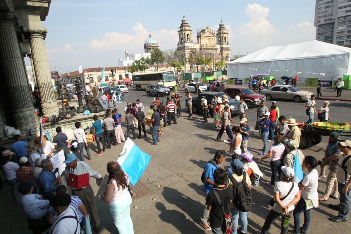 El movimiento ciudadano recordó las demandas de 2015 contra los funcionarios corruptos. (Foto Prensa Libre: Erick Avila)