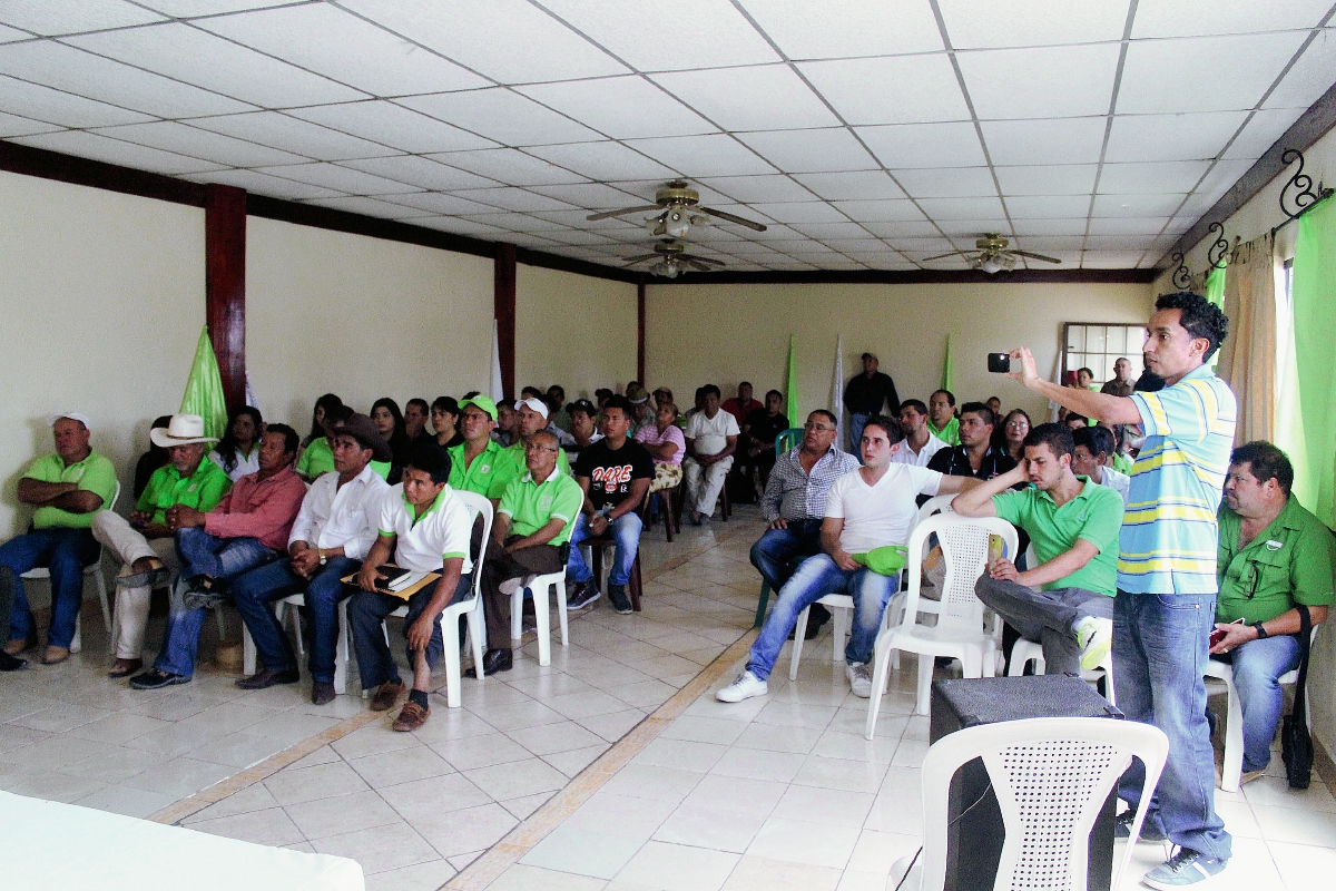Afiliados participan  en asamblea de la UNE en Jalapa, en donde mostraron su malestar por cambios de última hora. (Foto Prensa Libre: Hugo Oliva)