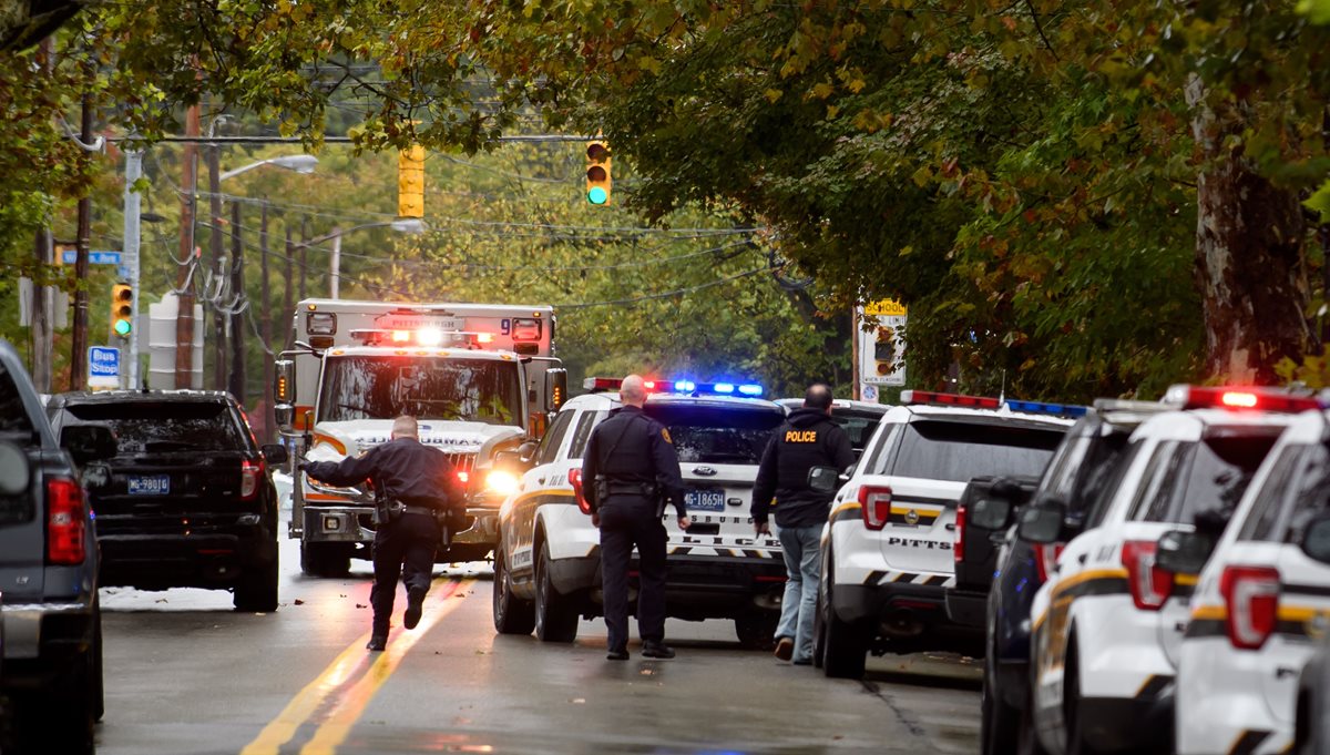 Policía de Pittsburgh en la escena del tiroteo. (Foto: Prensa Libre: AFP)
