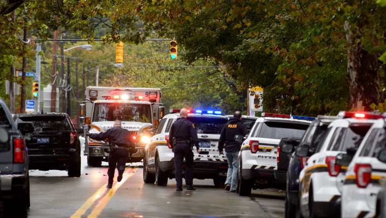 Policía de Pittsburgh en la escena del tiroteo. (Foto: Prensa Libre: AFP)