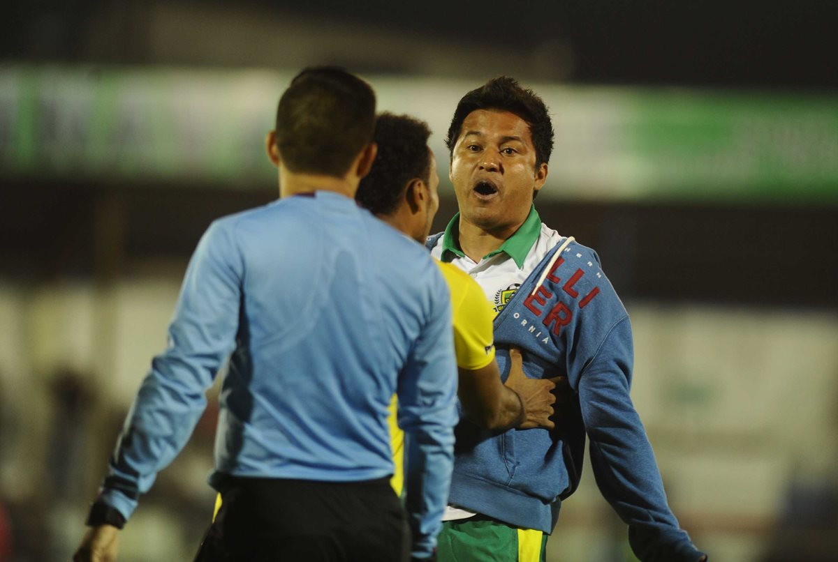 El técnico Amarini Villatoro insultó al árbitro Óscar Reyna en el momento que fue expulsado en el estadio Mario Camposeco. (Foto Prensa Libre: Francisco Sánchez)