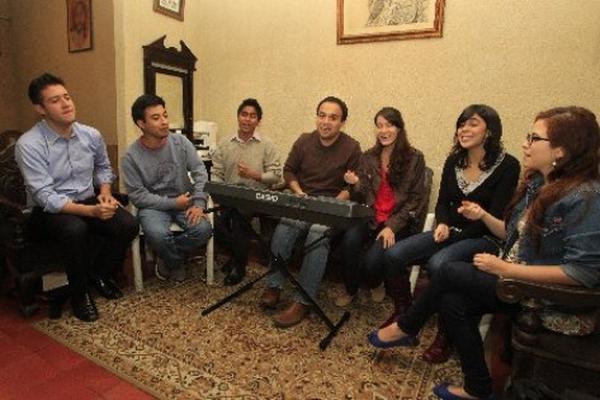 El grupo vocal Cafella ensaya previo a su presentación en Costa Rica. (Foto Prensa Libre: Edwin Bercián)<br _mce_bogus="1"/>