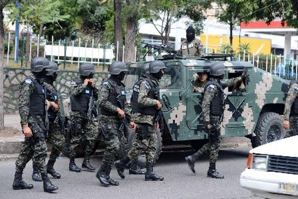 La Policía y el Ejército hondureño durante operativo en Tegucigalpa. (Foto Prensa Libre:AFP)