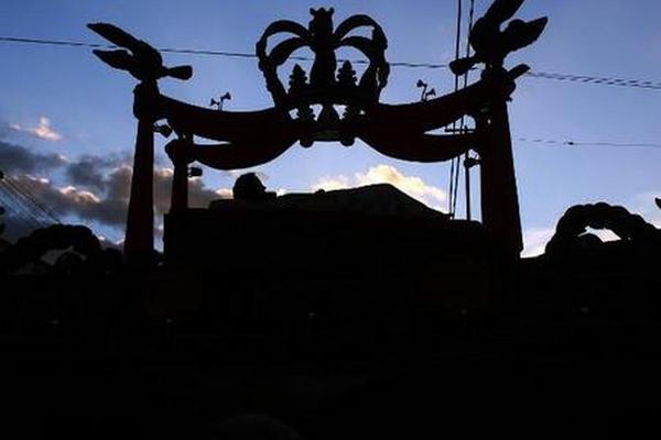 Se recomienda a los padres no descuidar a sus hijos durante las procesiones. (Foto Prensa Libre: Archivo)