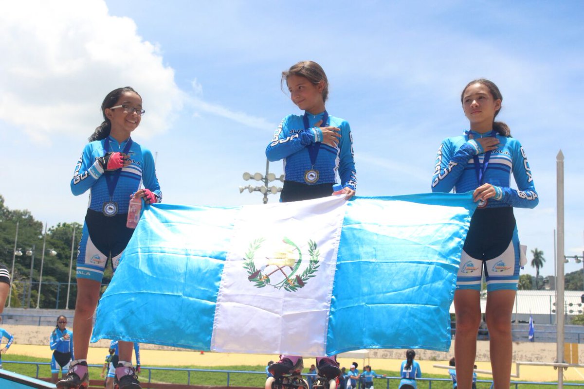 Las patinadoras guatemaltecas hicieron ondear la bandera azul y blanco en lo más alto. (Foto Prensa Libre: cortesía Comité Olímpico Guatemalteco)
