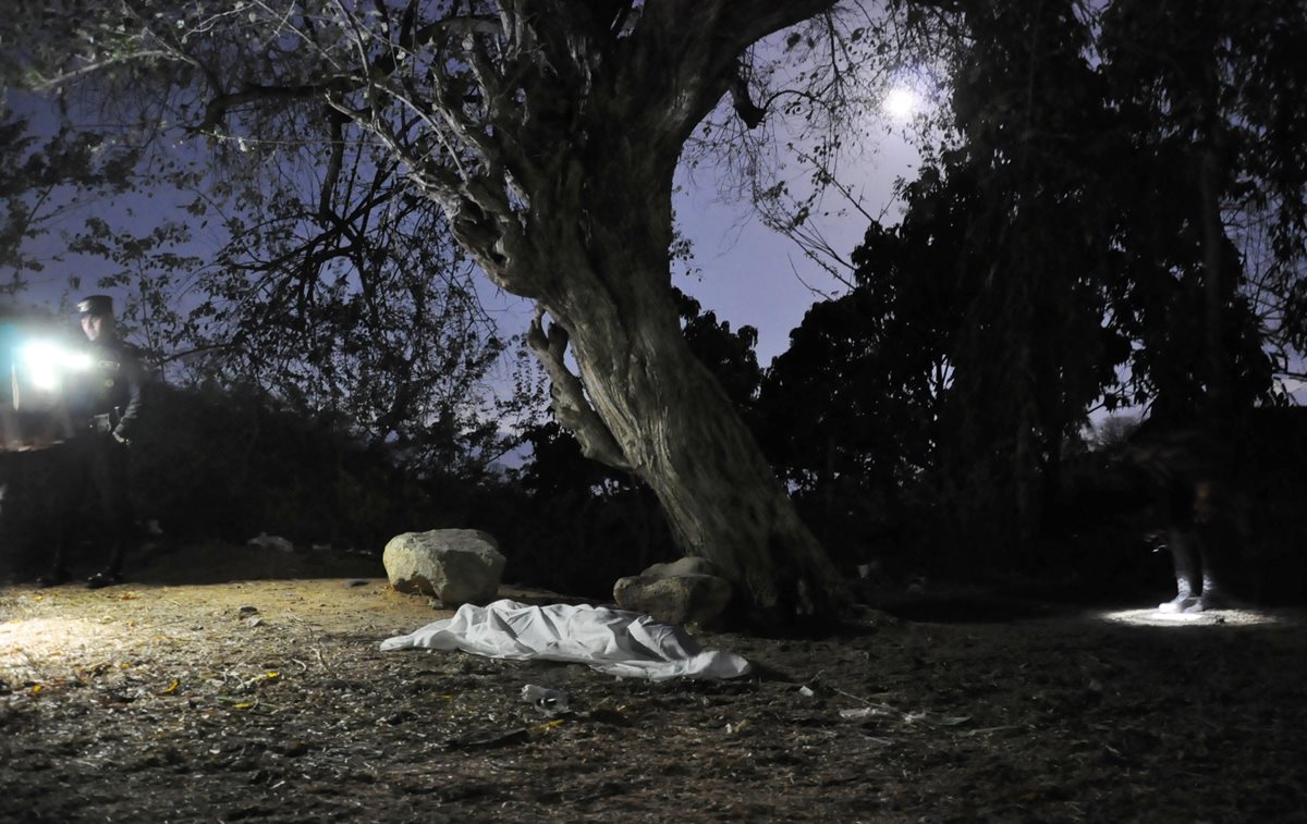 Miguel Menéndez Chachaguá, 16, murió baleado bajo un árbol en la zona 4 de Chiquimula. Foto Prensa Libre: Mario Morales.