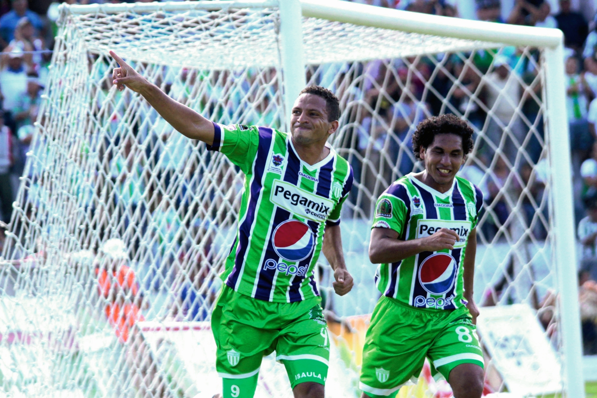 Óscar Isaula celebra su primera anotación de esta tarde ante Halcones. (Foto Prensa Libre:Norvin Mendoza)