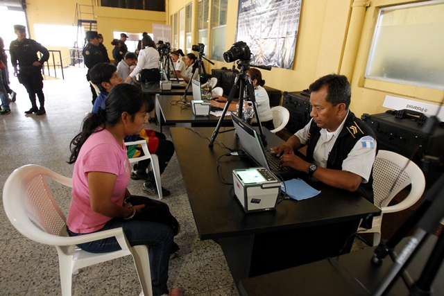 En el centro de operaciones se registraron los datos personales de los capturados en los 160 allanamientos. (Foto Prensa Libre: Paulo Raquec)