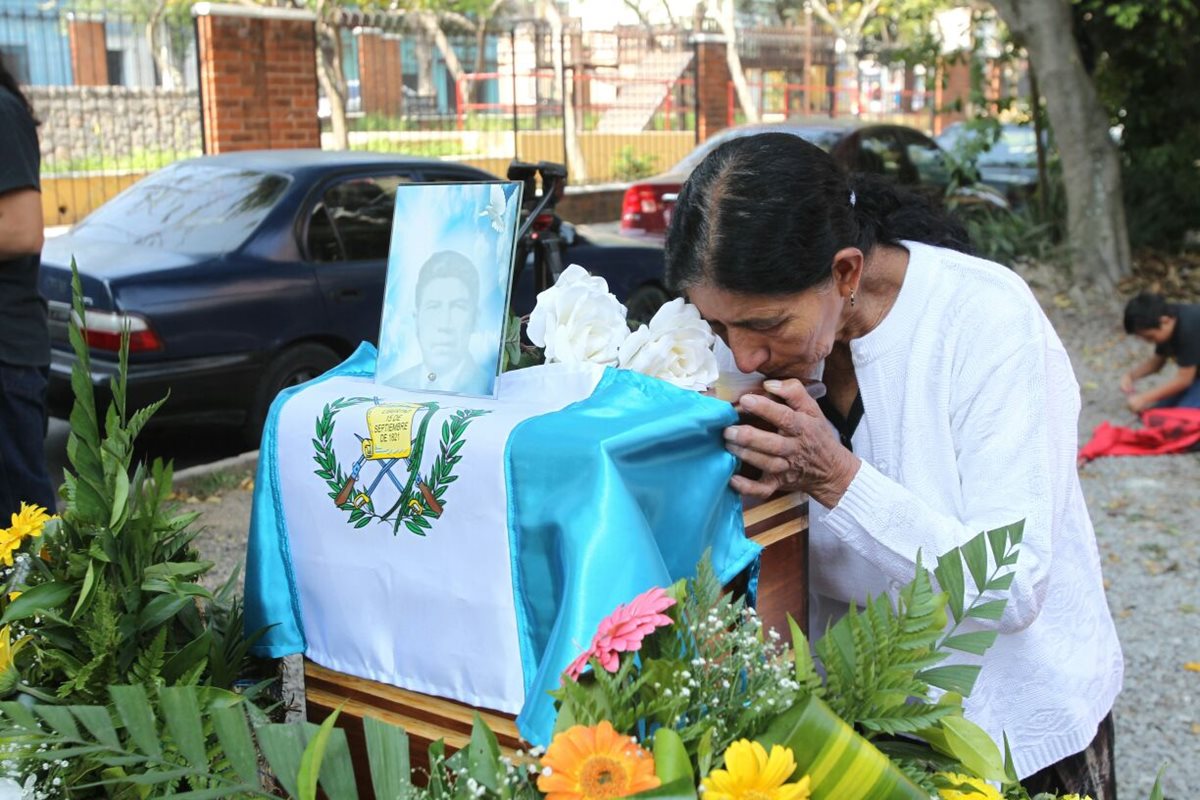 Juana Camey, cónyuge de Moisés Saravia López, despidió con un beso los restos de esposo. (Foto Prensa Libre: Érick Ávila)