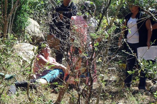 La Madre de Orellana  llora desconsolada junto al cuerpo de su hija.
