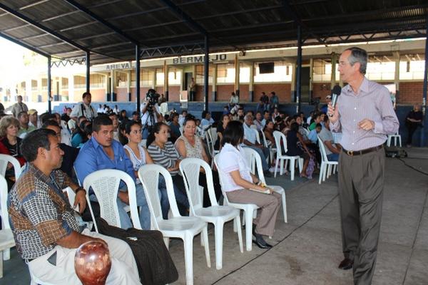 El gobernante Álvaro Colom realizó este lunes una visita a Cuilapa, Santa Rosa. (Foto Prensa Libre: Oswaldo Cardona)<br _mce_bogus="1"/>