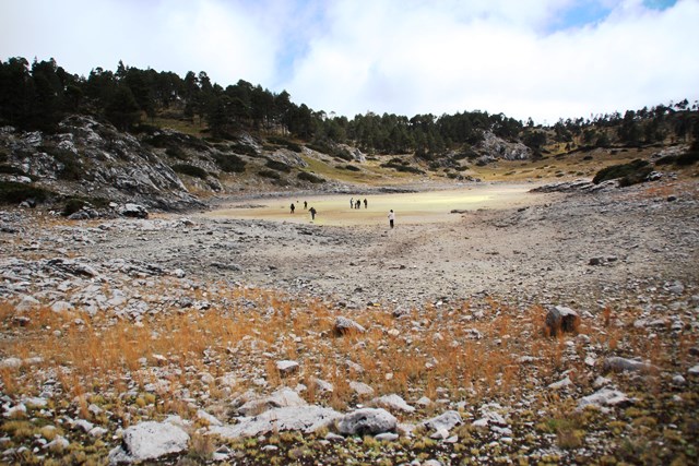 Autoridades y vecinos caminan en la superficie de la Laguna de Ordóñez, que era una belleza natural situada en el corazón de Los Cuchumatanes. (Foto Prensa Libre: Mike Castillo)