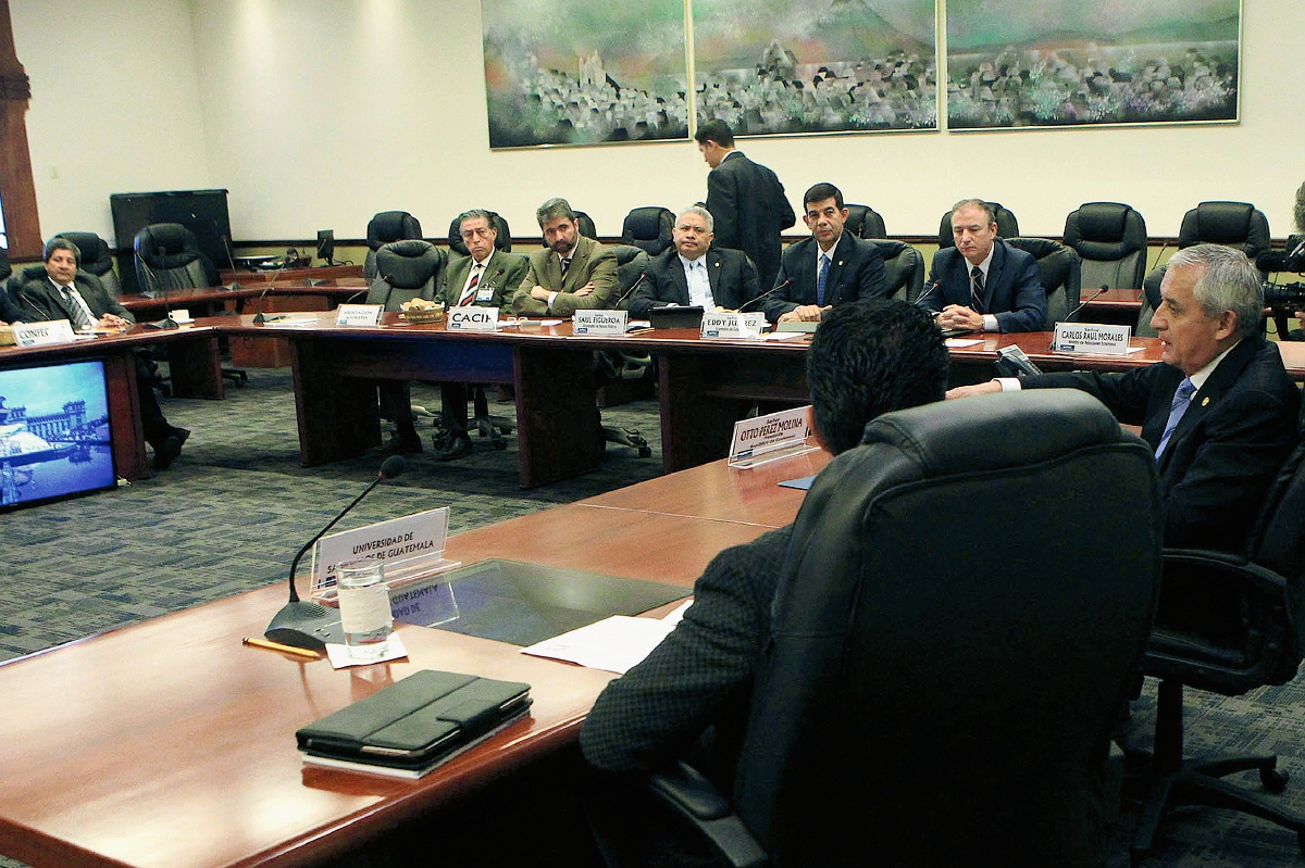 El mandatario Otto Pérez Molina se reunió ayer con integrantes del Foro Guatemala. (Foto Prensa Libre: MAGAR)
