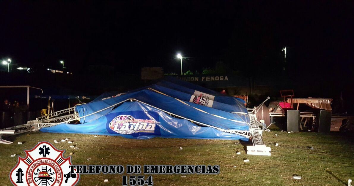 El escenario y toldos utilizados durante el festival 5 Sol cayeron sobre los asistentes. (Foto Prensa Libre: Bomberos Municipales Departamentales)