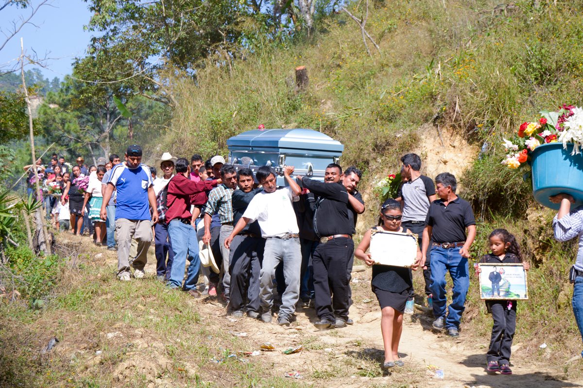 Familiares y amigos llevan en hombros el atúd con los restos de Misael Epifaneo Maldonado García. (Foto Prensa Libre: Carlos Grave)