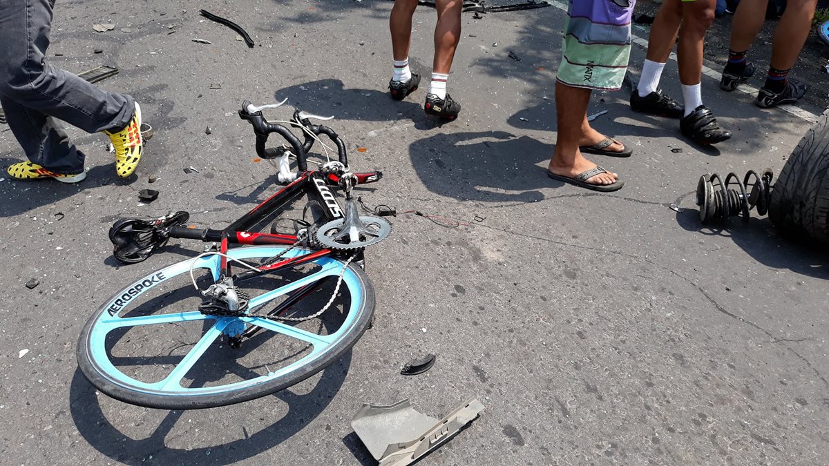 La bicicleta en la que se desplazaba Prudencio Sanbán quedó destruida por el impacto. (Foto Prensa Libre: Cortesía: Nery Ajsivinac).