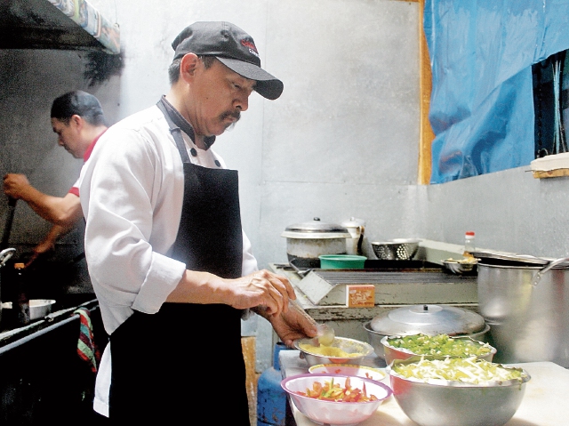 El chef Felipe Cua prepara uno de los platillos que forman parte de la carta de su restaurante. (Foto Prensa Libre: Édgar Sáenz).