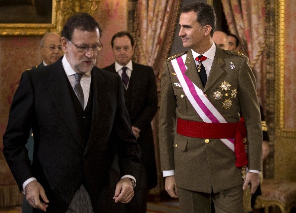 <span>El rey de España</span> <span>Felipe</span> <span>VI</span> <span>camina</span> <span>con el presidente en funciones, Mariano Rajoy</span> (i)<span>,</span> <span>durante una reunión en Madrid.(Foto Prensa Libre: AP).</span>