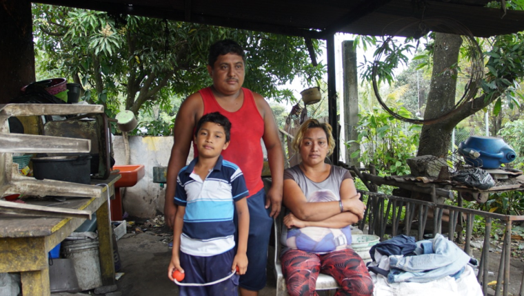Pedro Alvarado, su esposa, Mirna Rodríguez, y uno de sus hijos se instalaron en su vivienda después de que tuvieron que desalojarla desde el domingo pasado. (Foto Prensa Libre: Sergio Rodríguez)