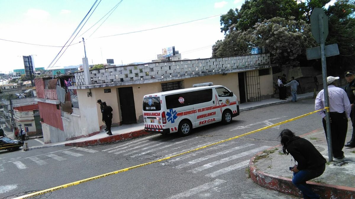 Dos hombres murieron baleados en el interior de una vivienda ubicada en la zona 11 capitalina. (Foto Prensa Libre: Estuardo Paredes)