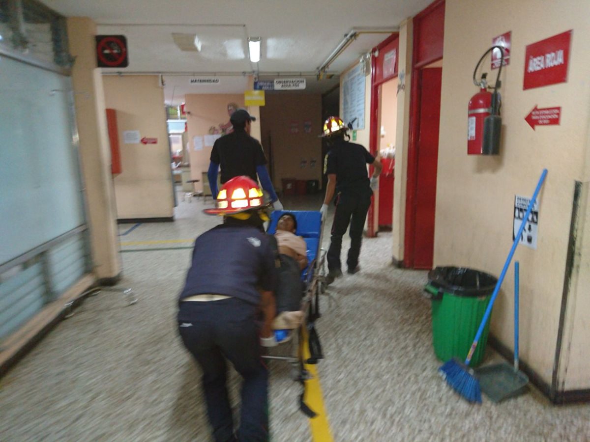 Uno de los heridos es ingresado al hospital de Quiché. (Foto Prensa Libre: Héctor Cordero)