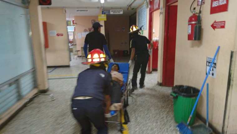 Uno de los heridos es ingresado al hospital de Quiché. (Foto Prensa Libre: Héctor Cordero)