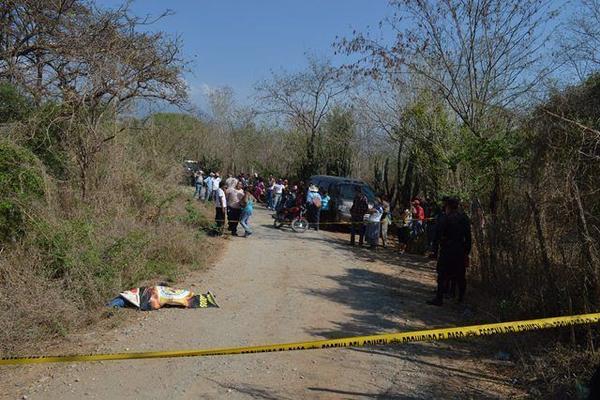 Autoridades resguardan el área donde fue encontrado el cadáver de Melvin Rubén Rojas, en Teculután. (Foto Prensa Libre: Víctor Gómez)