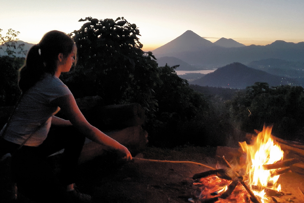 Una noche de fogata en Green Rush con la vista al fondo de los volcanes de Agua, Fuego y Pacaya.