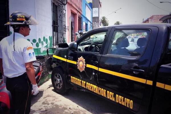 Una autopatrulla colisionó con un vehículo particular en un sector de la zona 1. (Foto Prensa Libre: CBV)<br _mce_bogus="1"/>
