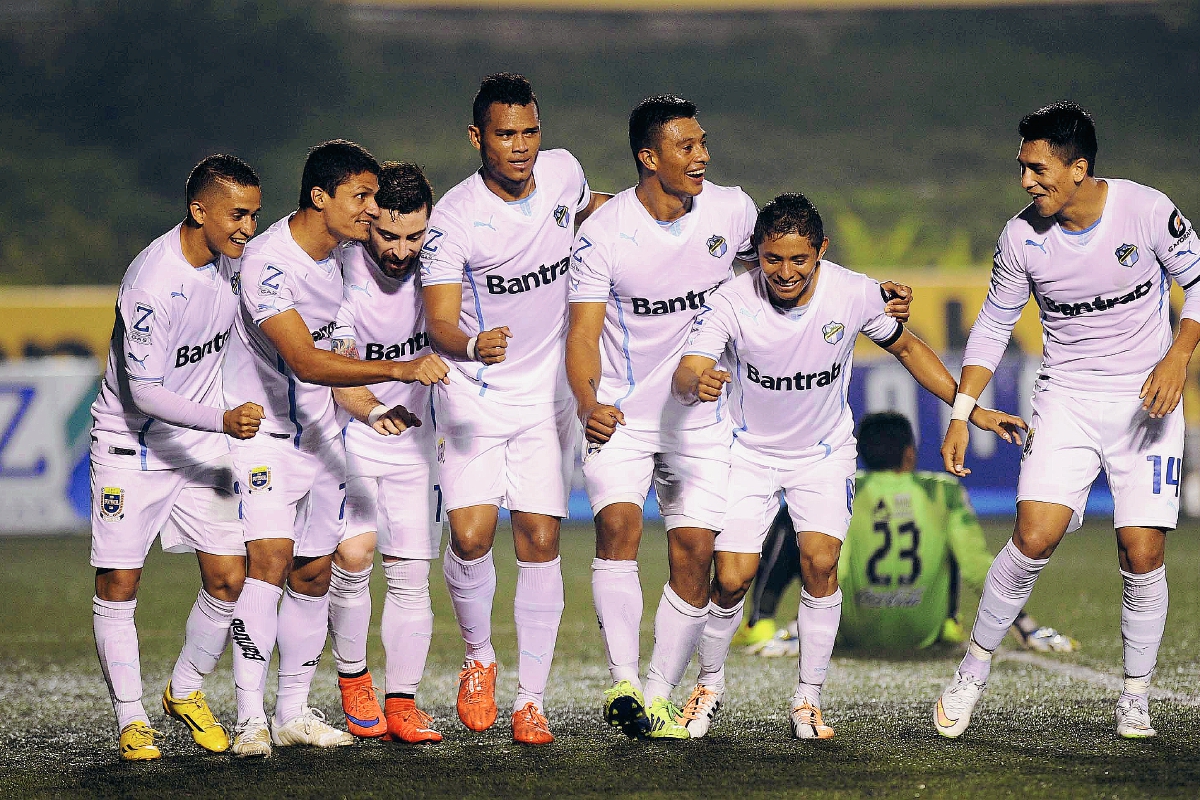 Los jugadores albos festejan la anotación de Rolando Blackburn. (Foto Prensa Libre: Francisco Sánchez).