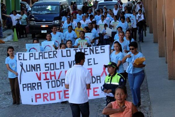 Los trabajadores del centro de Salud de Gualán, Zacapa realizaron una caminata en dicha ciudad, al conmemorarse este jueves el Día Mundial de la Lucha contra el Sida. (Foto Prensa Libre: Julio Vargas)<br _mce_bogus="1"/>