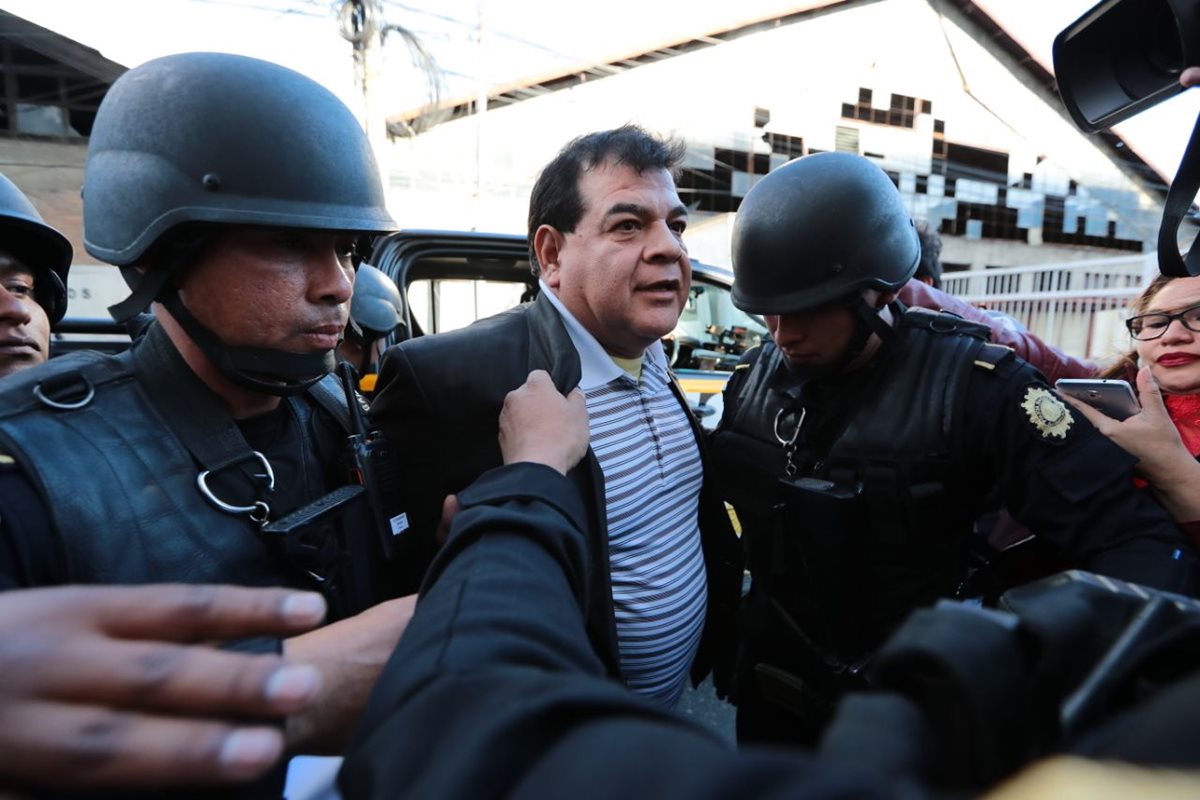Rony Elías López Jerez, exfiscal del Ministerio Público fue detenido este viernes sindicado de obstrucción a la justicia. (Foto Prensa Libre: Álvaro Interiano)