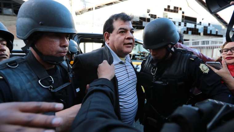 Rony Elías López Jerez, exfiscal del Ministerio Público fue detenido este viernes sindicado de obstrucción a la justicia. (Foto Prensa Libre: Álvaro Interiano)