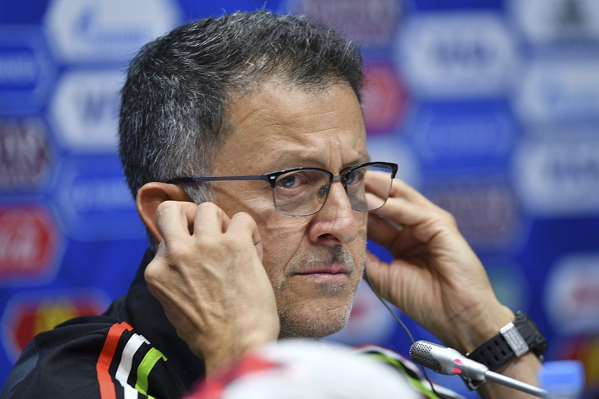 El técnico colombiano de la selección de México, Juan Carlos Osorio, durante la conferencia de prensa de este martes en Rusia. (Foto Prensa Libre: AFP)