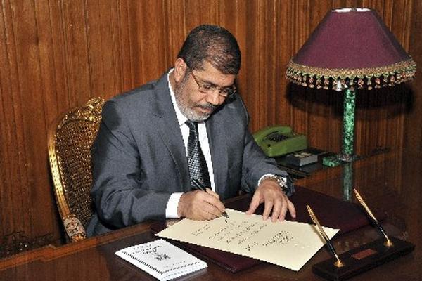 El presidedente egipcio, Mohamed Mursi firmó un decreto para aprobar la nueva Constitución. (Foto Prensa Libre: AFP)