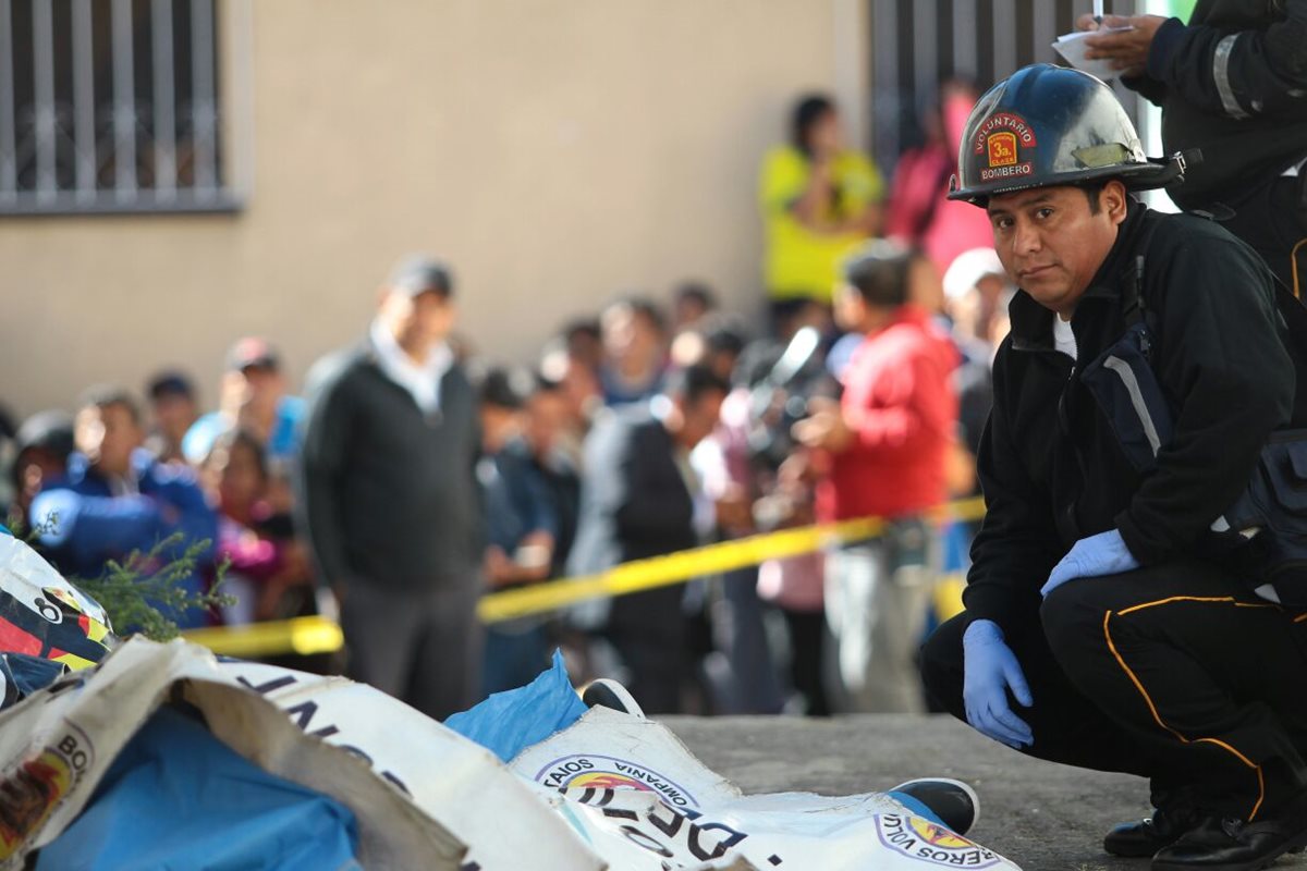 Dos personas murieron en un ataque armado en la zona 1 de Mixco. (Foto Prensa Libre: Érick Ávila)