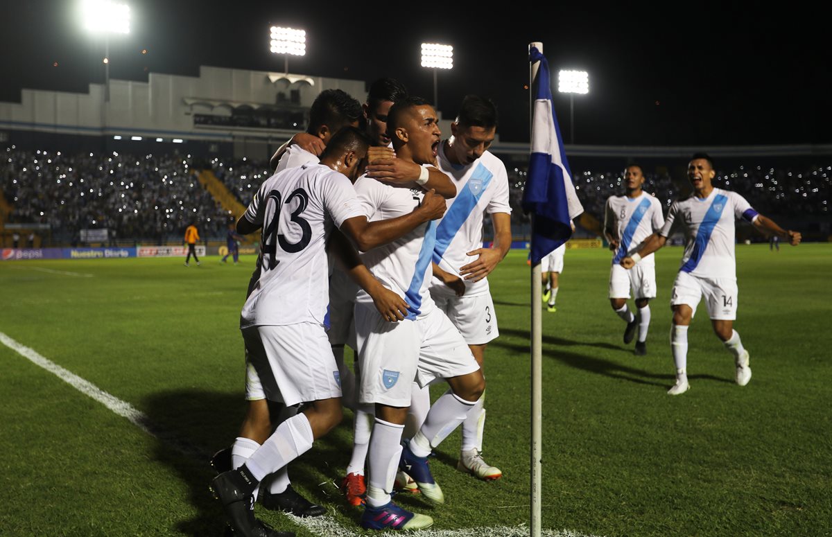 Marvin Ceballos celebra con sus compañeros el tercer gol de Guatemala. (Foto Prensa Libre: Francisco Sánchez).