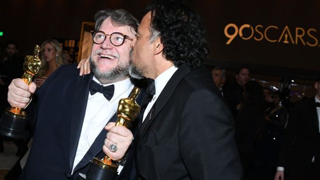 Alejandro González Iñárritu no podía falta a la gran noche de su compadre Guillermo del Toro. (Foto Prensa Libre:AFP)