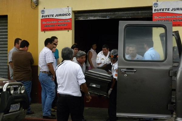 El cadáver del empresario es retirado de la oficina de abogados. (Foto Prensa Libre: Omar Morales)<br _mce_bogus="1"/>