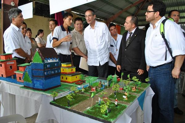 El presidente Álvaro Colom, durante el Festival de Seminarios Ambientales en Flores, Petén. (Foto Prensa Libre: Rigoberto Escobar)
