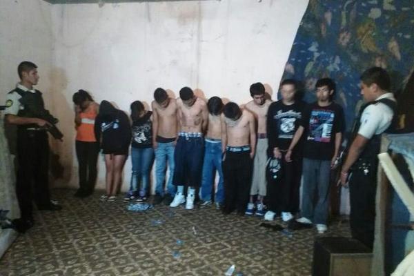 Los detenidos son señalados de integrar una estructura criminal y estaban planificando el ataque a un piloto de bus urbano (Foto Prensa Libre: Cortesía de la PNC) <br _mce_bogus="1"/>
