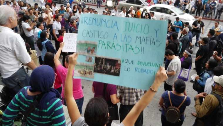 Guatemaltecos se congregan en la Plaza de la Constitución. Foto Prensa Libre: Edwin Bercián.