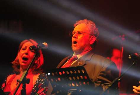 Luis Felipe Girón May   interpreta una melodía, durante uno de sus  últimos conciertos, el 6 de agosto último, en Paseo Cayalá