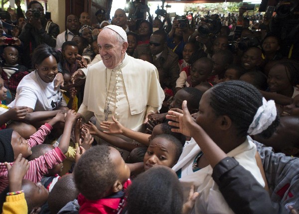El papa Francisco (centro) saluda a un grupo de niños durante su visita a Nairobi,Kenia. (Foto Prensa Libre:EFE).