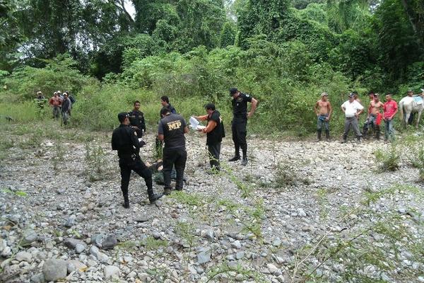 Un hombre muerto fue localizado en un sector de Los Amates, Izabal. La víctima no fue identificada porque no portaba documentos. (Foto Prensa Libre: José López)
