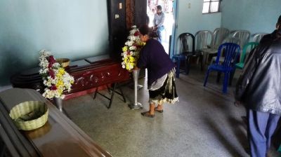Los cuerpos de los ancianos que murieron esta madrugada fueron llevados a una funeraria. (Foto Prensa Libre: Estuardo Paredes)