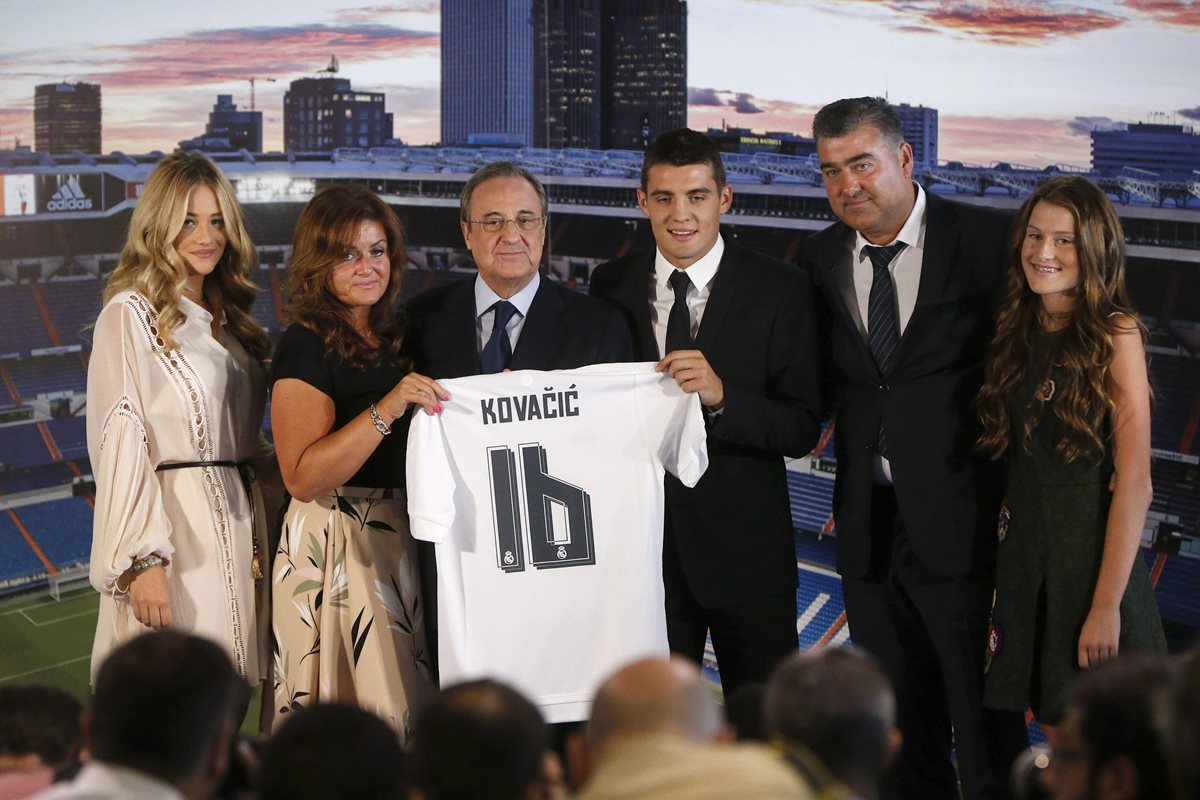 Mateo Kovacic posa con Florentino Pérez y su familia en la presentación oficial como jugador del Real Madrid. (Foto Prensa Libre: EFE)