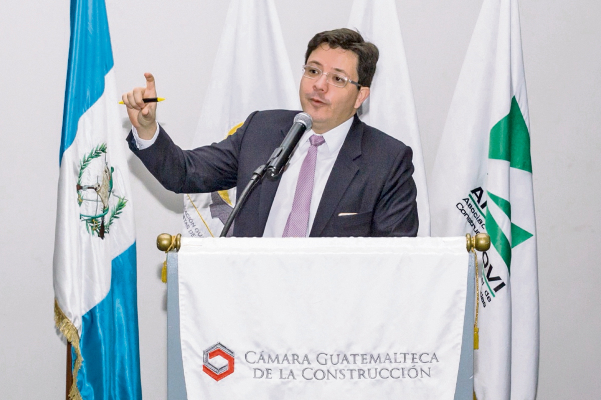 Julio Héctor Estrada, ministro de Finanzas, no descartó proponer algunos tributos temporales. (Foto Prensa Libre: cortesía Minfin)